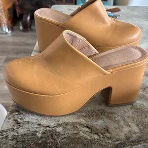 Shu Shop Isolda clog. Platform style